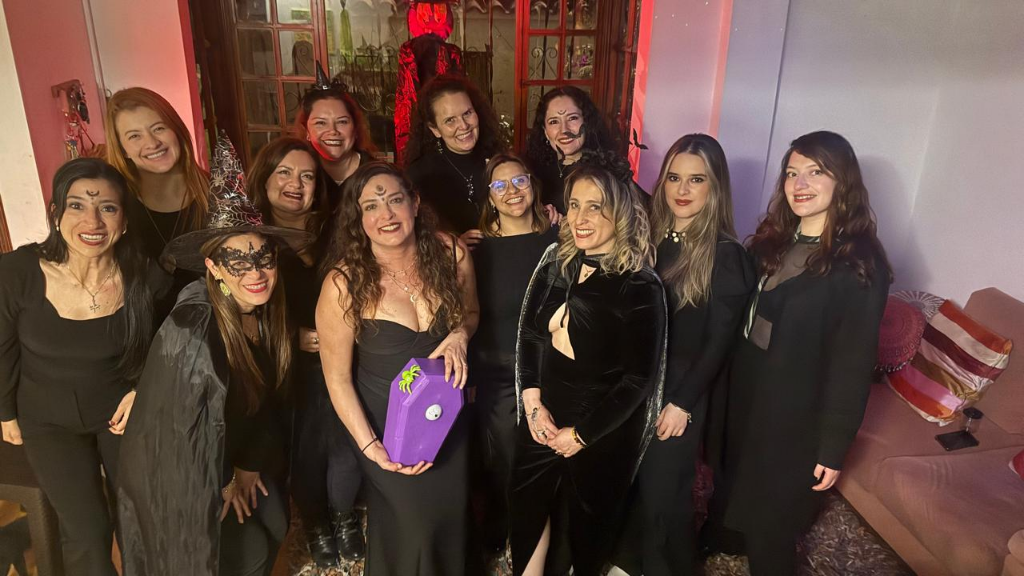 Mujeres en círculo sonriendo