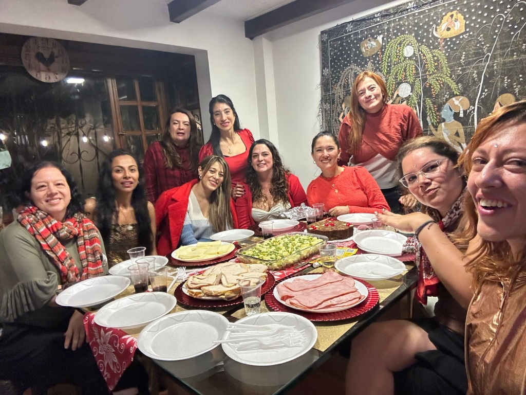 Encuentro de mujeres compartiendo comida y risas