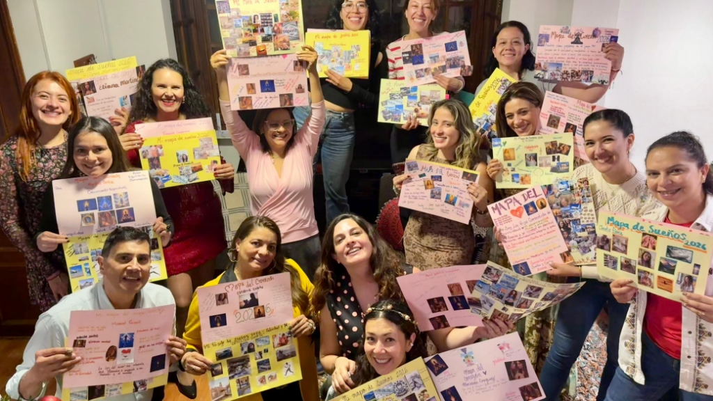 Mujeres mostrando sus mapas de sueños