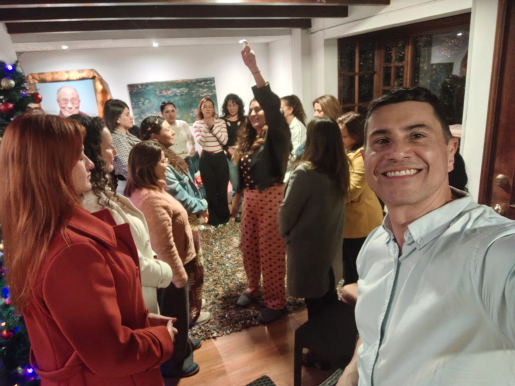 Mujeres en una dinámica de grupo cálida